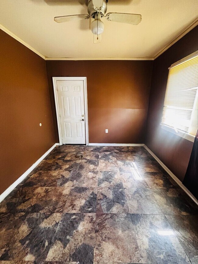Building Photo - 3 Bedroom, 1 Bathroom House is Available Now!