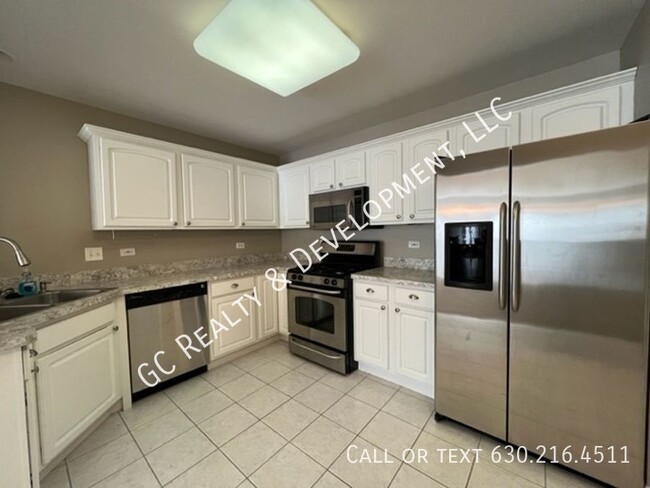 Building Photo - ***HALF MONTH FREE / 3 BDRM / 2.5 BTH / SS...