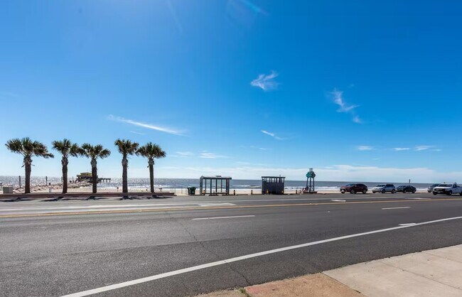 Building Photo - 6102 Seawall Blvd