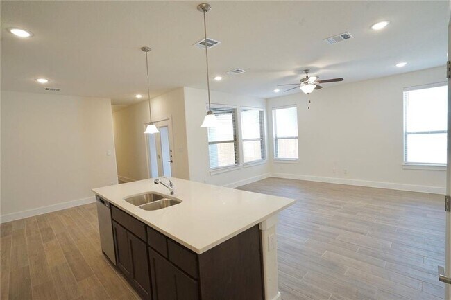 Foto del edificio - 648 Parkline Dr