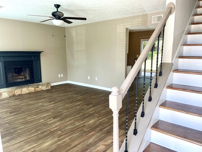 Building Photo - Welcome to this sleek and modern 2 bedroom...