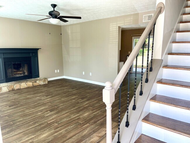 Building Photo - Welcome to this stylish and contemporary 2...