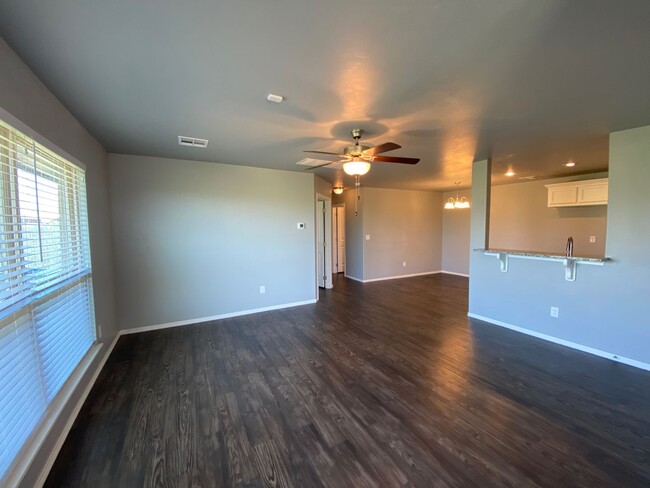 Building Photo - 3 Bed 2 Bath 2 Car Garage Duplex In Piedmo...