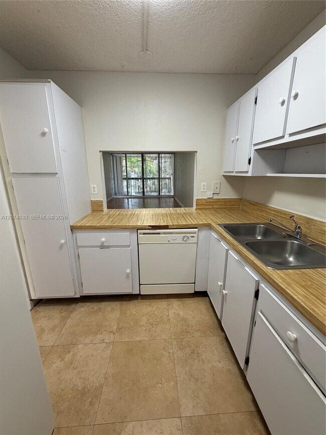 Foto del edificio - 8429 Forest Hills Dr