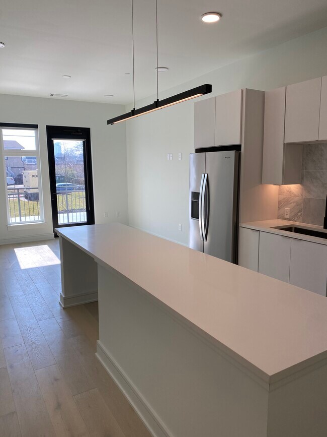 Cocina/sala de estar abierta. Isla para 4 personas. - 1125 10th Ave N