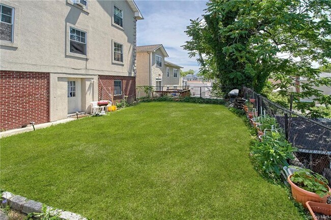Building Photo - 444 N Terrace Ave