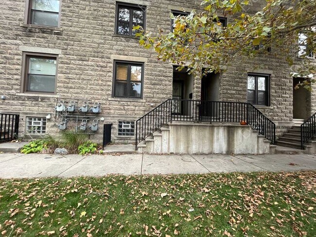 Foto del edificio - 1736 St Anne St