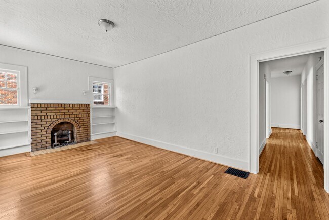 Foto del edificio - Beautiful Historic 4 Bedroom 2 Bathroom Home