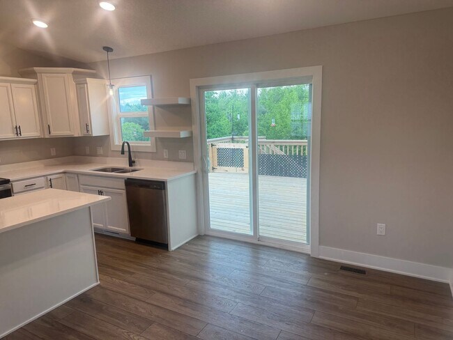 Building Photo - Great single family home!
