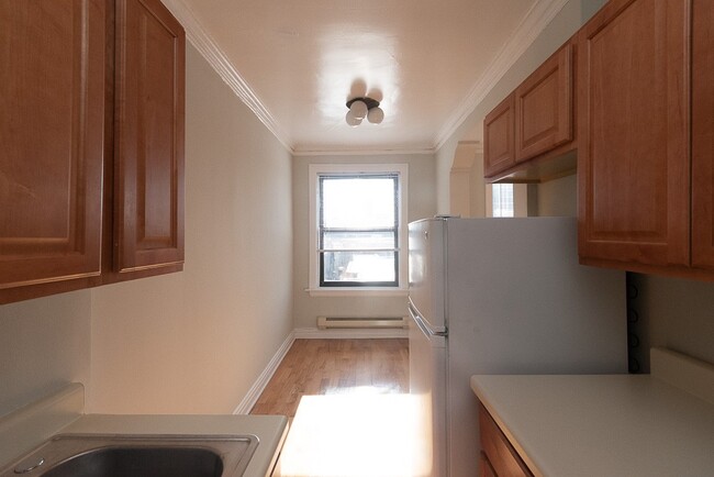 Building Photo - 411 W Roscoe St