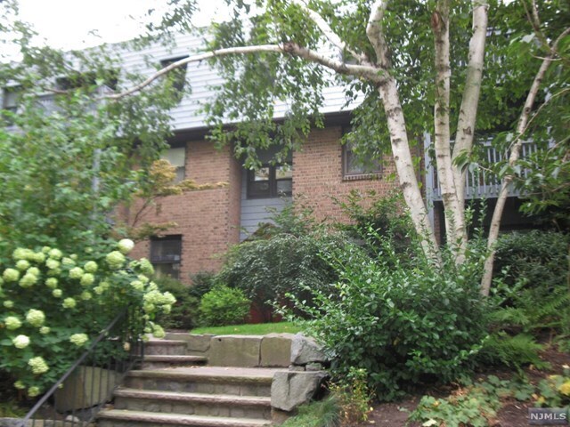 Primary Photo - 550 Main St