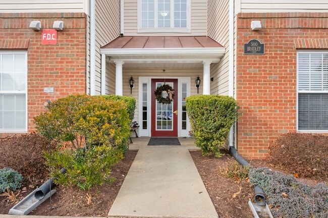 Foto del edificio - 500 Bradley Ct