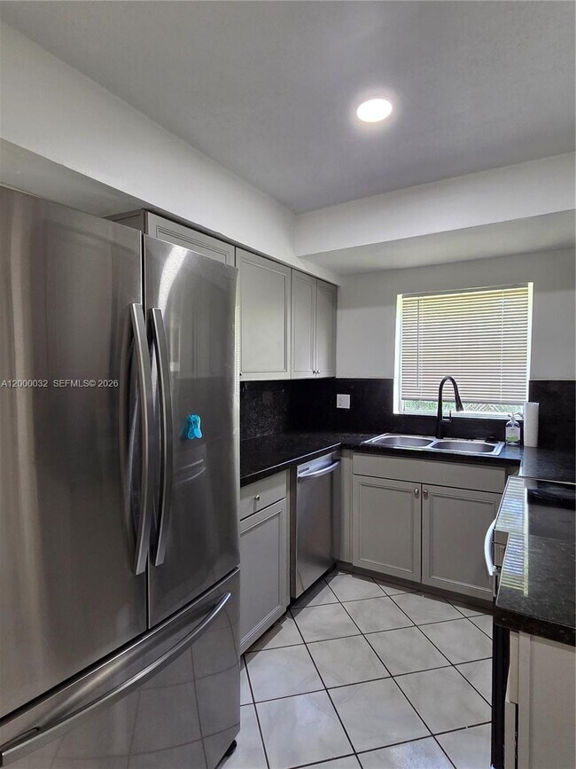 Foto del edificio - 400 NE 142nd St