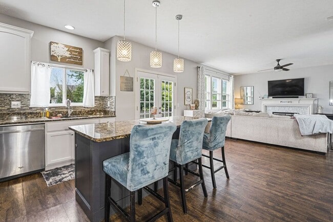 Building Photo - Luxurious 4-Bedroom Furnished Home in West...