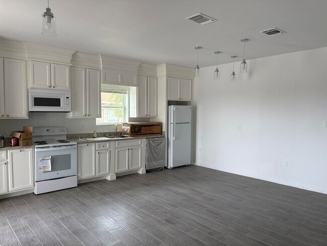 Building Photo - 311 Rosalinda Dr