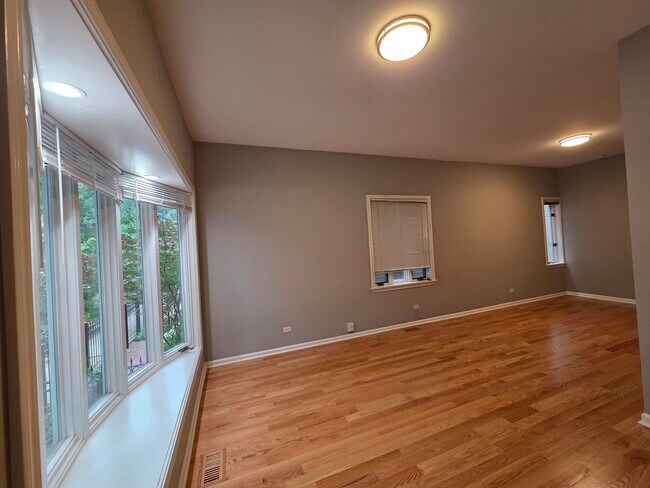 Living room - 1229 W Wellington Ave