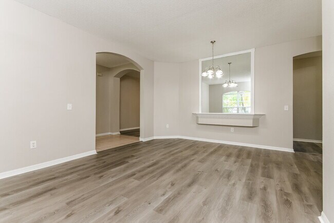 Building Photo - 556 Pinehurst Cove