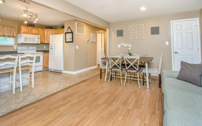 Foto del edificio - Captivating 3 BR/2 BA Single Family Home i...
