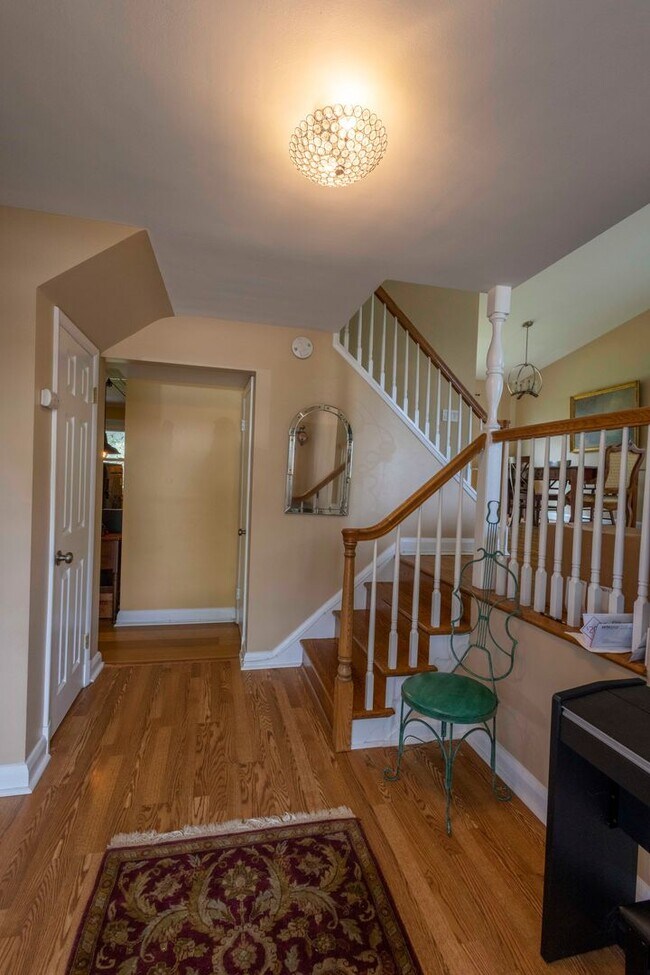 Building Photo - Short term lease!! Charming 3Bed/1.5Bath S...