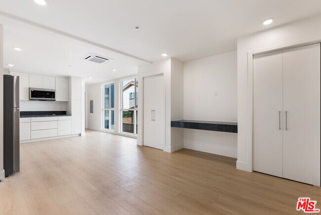 Foto del edificio - 8561 Belmont St