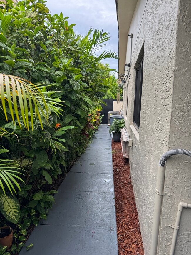 Shenandoah Area Studio - 2437 SW 11th St