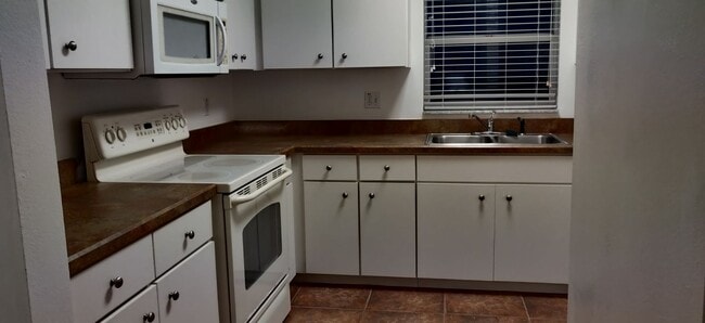 Building Photo - 3 bedroom 2 bath