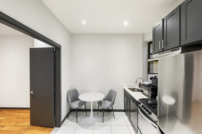 Building Photo - 172 W 107