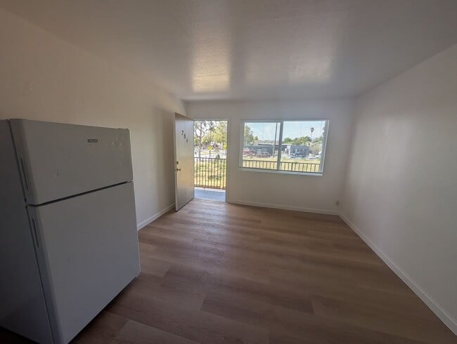 Building Photo - Comfortable one bedroom unit, convenient location to shopping and transportation