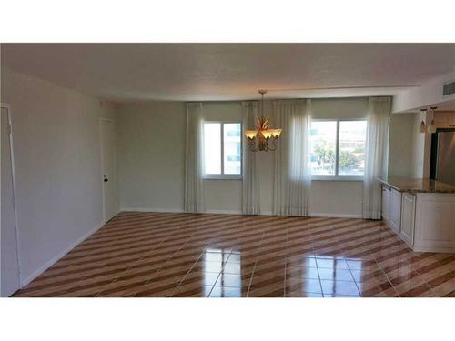 Building Photo - 720 Bayshore Dr