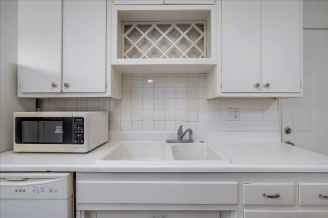 Foto del edificio - 3 Bed / 2 Bath Home with Two-Car Garage, Laundry and a Storage Shed/Work Space