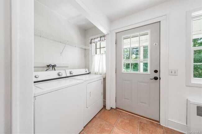 Building Photo - 11 Carriage House Rd