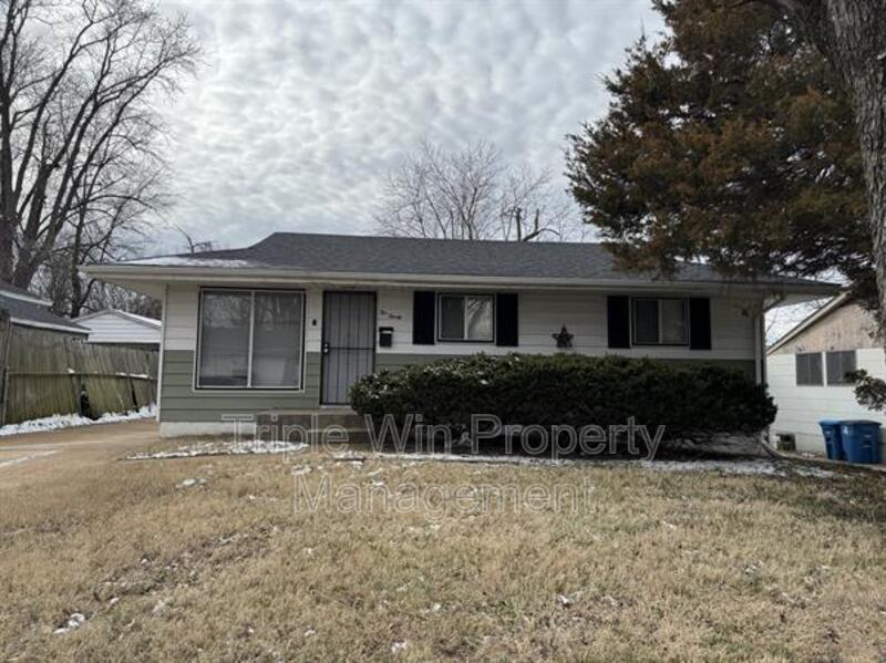 Primary Photo - 220 Dundee Cir