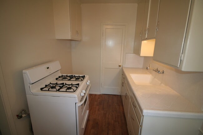Building Photo - 200 S Doheny Dr
