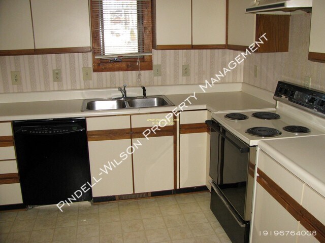 Building Photo - Top of the Pines Spacious Townhome