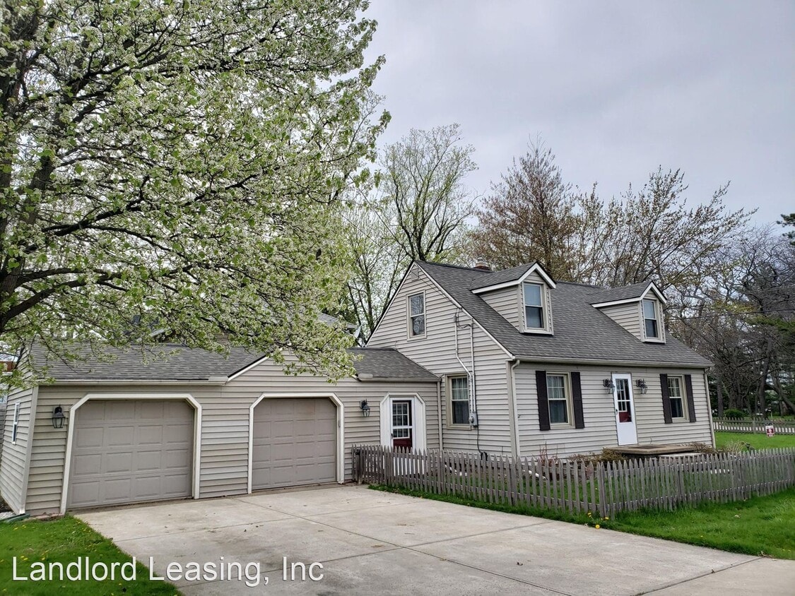 Primary Photo - 3 br, 1 bath House - 32703 Lake Road