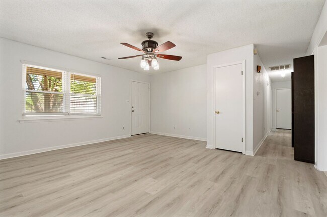 Foto del edificio - Single Family Home in South Durham- Available Now