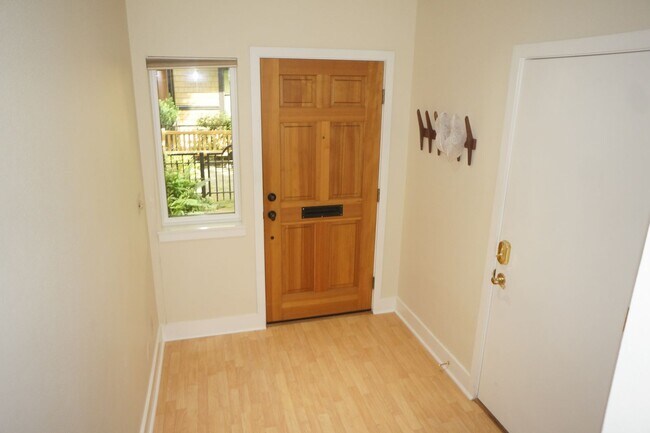 Foto del edificio - Beautiful 2 bedroom Belmont Condo. 3 Stories, 1 car garage, open floor plan, a/c. Amazing unit!