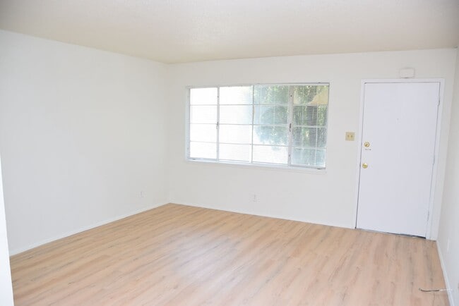 Building Photo - 1 BEDROOM WITH GRASS COURTYARD