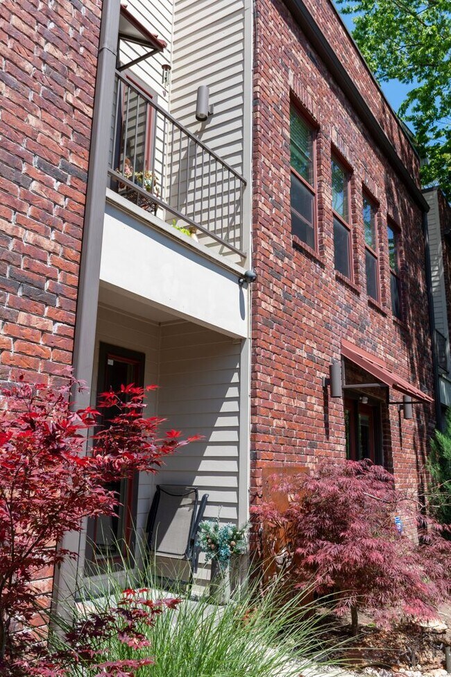 Foto del edificio - Contemporary Townhouse In Excellent Locati...
