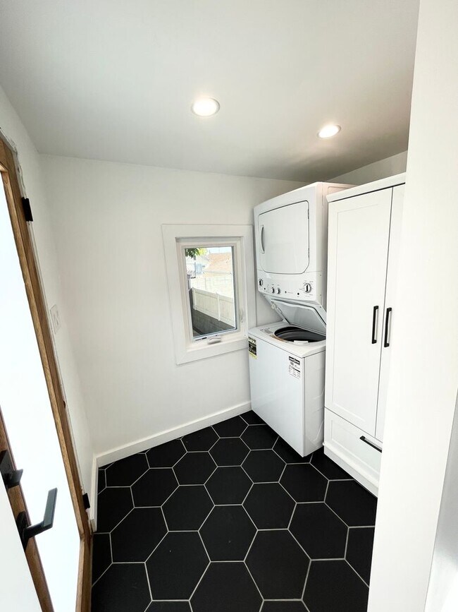 Building Photo - 3116 Chaucer St