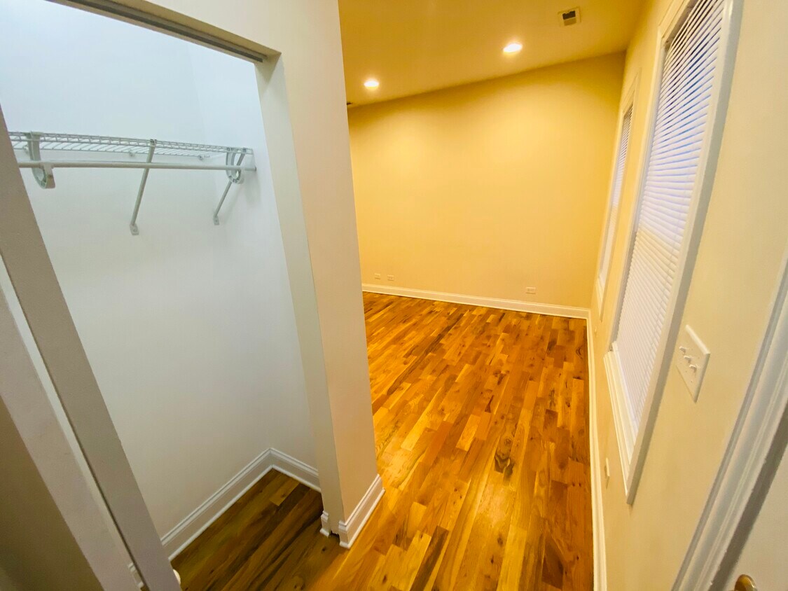 Foto principal - 1349 N Greenview Ave