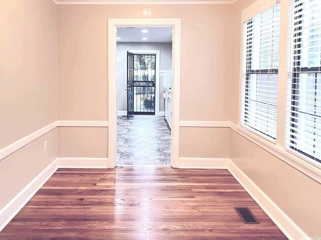 Building Photo - Adorably Updated 3 bedroom home in Hillcrest