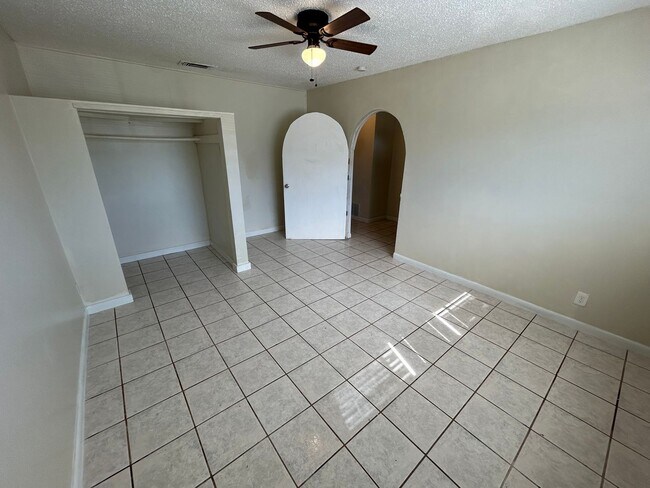 Foto del edificio - AVAILABLE NOW! 4 Bedroom / 2 Bath Home Nea...