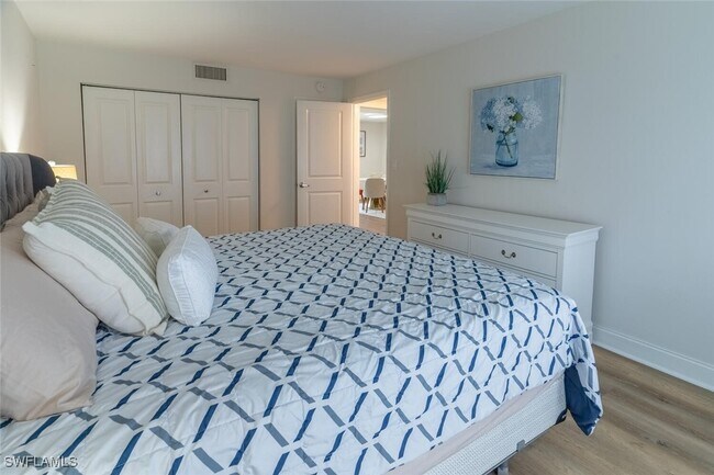 Building Photo - 96 Glades Blvd