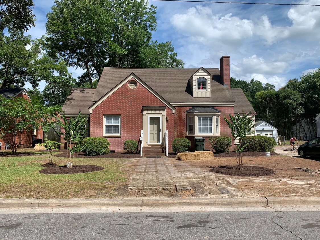 Primary Photo - Grid House for rent on Harding St!!