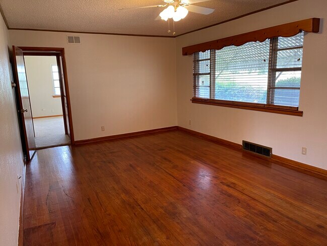 Livingroom - 405 N Main St