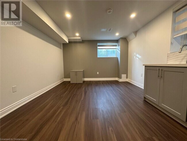 Building Photo - 481 Bergamot Ave
