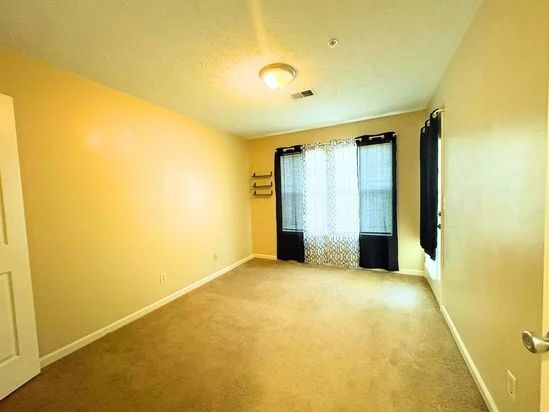 Foto del edificio - First floor condo with open living layout