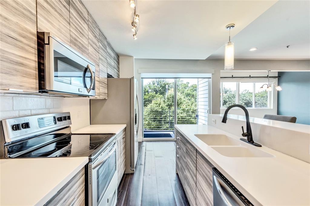 Primary Photo - 604 N Bluff Dr