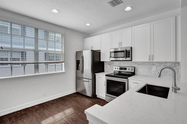 Building Photo - 446 NE 2nd Ave